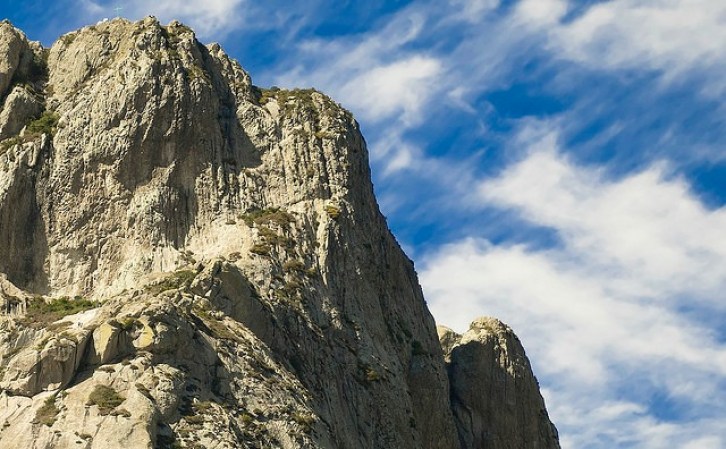 Los lugareños gustan de encontrar figuras entre las rocas de la Peña y cuentan leyendas que atraen a los visitantes.