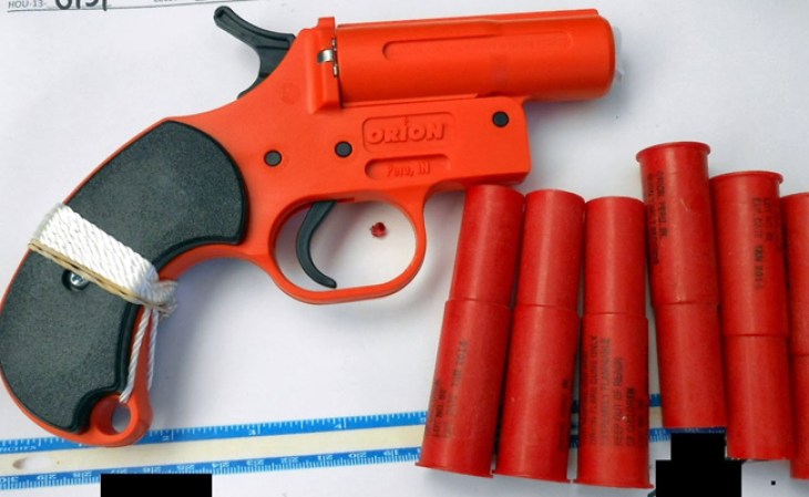 Las armas, explosivos y réplicas en estas fotos fueron incautados por la Administración de Seguridad del Transporte (TSA) durante diversos chequeos en distintos aeropuertos de EEUU.