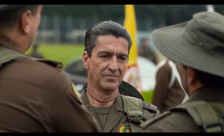El coronel Pabón le pregunta cómo dio con el paradero del Buitre, y éste le dice solo que fue un informante.