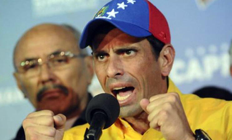 El candidato a la presidencia de Venezuela, Henrique Capriles mostró su solidaridad por las redes sociales, pidiendo "paz a sus almas".