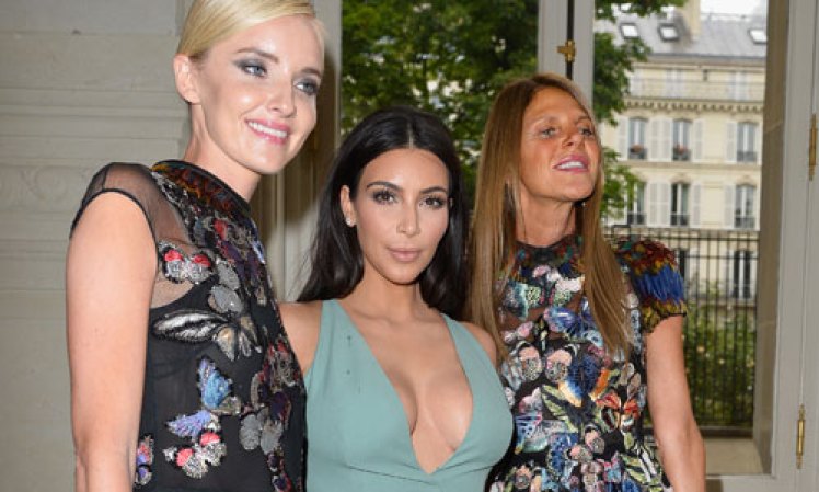 Kim Kardashian: escotada y manchada en París.