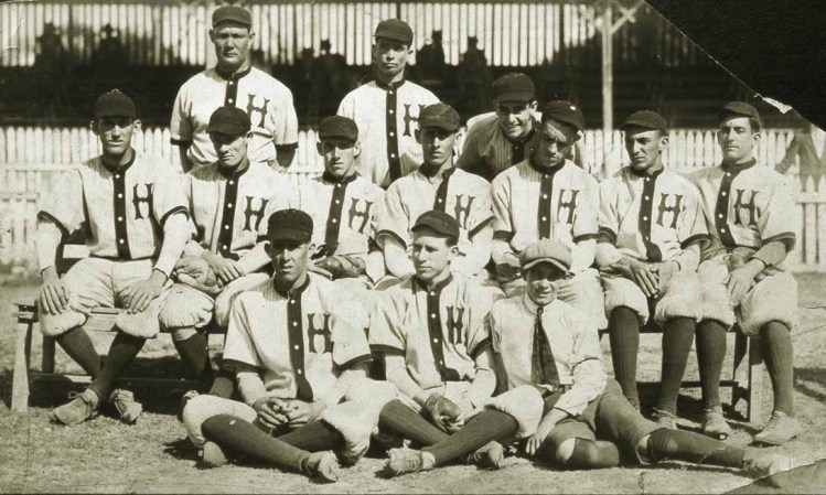 El club de la Habana en el Almendares Park durante la campaña de 1914. Sentado, hacia la extrema izquierda, su estrella principal Miguel Ángel González.