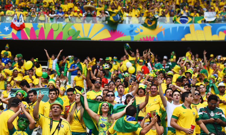 Los fans del partido de México contra Brasil también fueron parte del espectáculo.