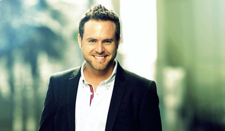 Estudió actuación en el Centro de Formación Actoral –CEFAC- y comenzó su carrera como actor en la novela de Tv Azteca, Enamórate.