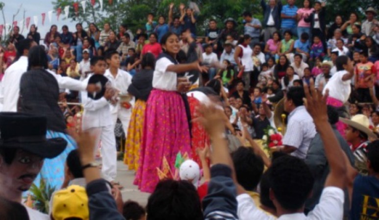 Al terminar su presentación, cada grupo distribuye entre el público su "Guelaguetza" compuesta por objetos característicos de sus respectivas regiones.