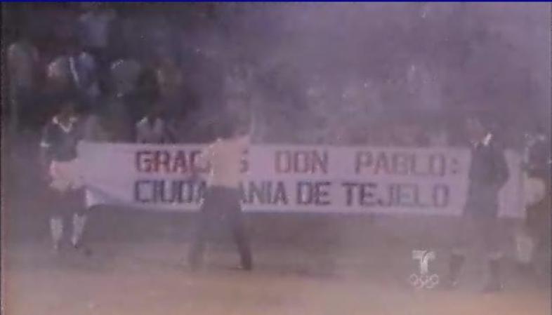 Escobar se convierte en principal benefactor de las ligas de futbol. Aquí vemos una imagen histórica del verdadero Pablo Escobar.