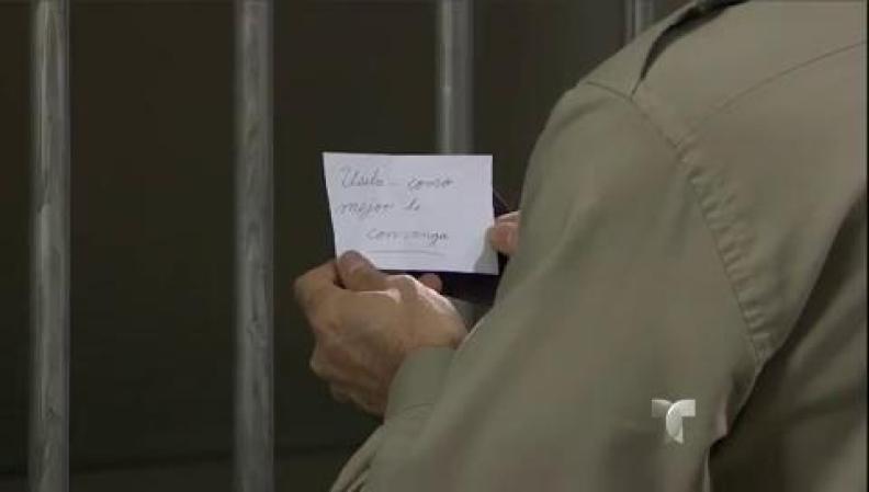 Jiménez Arroyo recibe otro mensaje, ahora en una corbata. Se pone muy nervioso y pide hablar con Mejía.