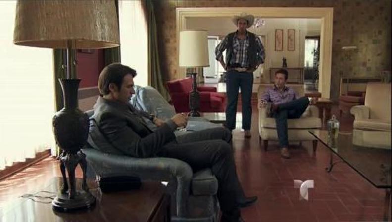 Chacorta platica a Aurelio lo sucedido en Colombia con el "Tijeras" y Aurelio comienza a sospechar del Cabo.