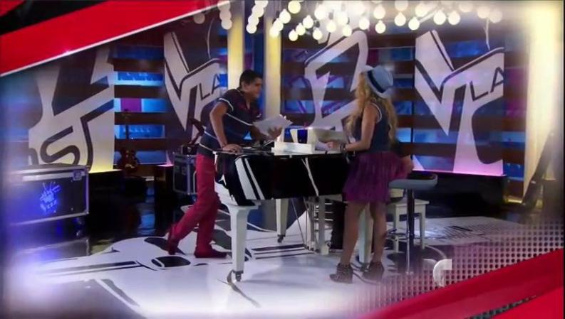 Adam sigue atentamente las instrucciones de su "coach" Paulina Rubio durante los ensayos