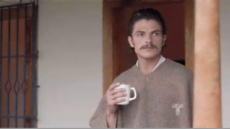 El Chili se encuentra tranquilo tomando un café en la finca.
