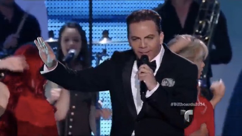 Estuvo también Cristian Castro, quien vestido con un formal smoking azul oscuro, moño y camisa blanca interpretó "Déjame conmigo".