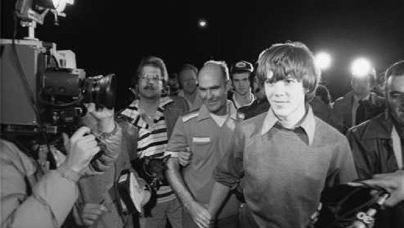 Steven Stayner fue secuestrado a los 7 años hasta los 14. El secuestrador lo convenció de que era su tutor legal y hasta o matriculó en la escuela. La familia se dedicó a buscarlo y no le prestó suficiente atención a su otro hermano que, probablemente por eso, se convertiría años más tarde en un asesino serial.