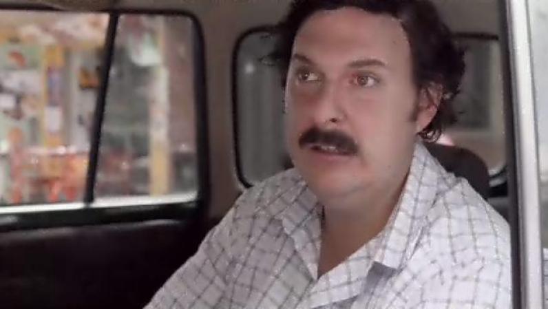 Mientras tanto, Escobar busca desesperadamente a su familia en los hospitales.