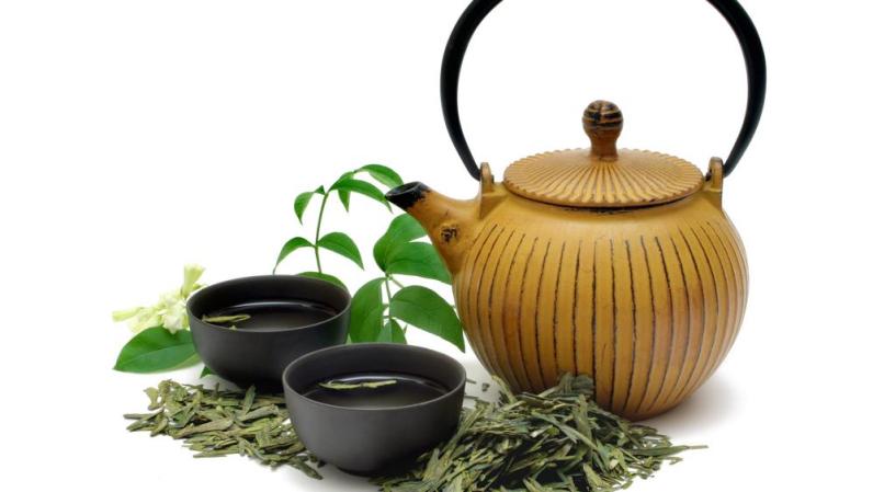 Té verde. Es realmente considerado como uno de los mejores alimentos contra el envejecimiento de la piel, ya que es rico en ácido tánico y actúa como antioxidante.