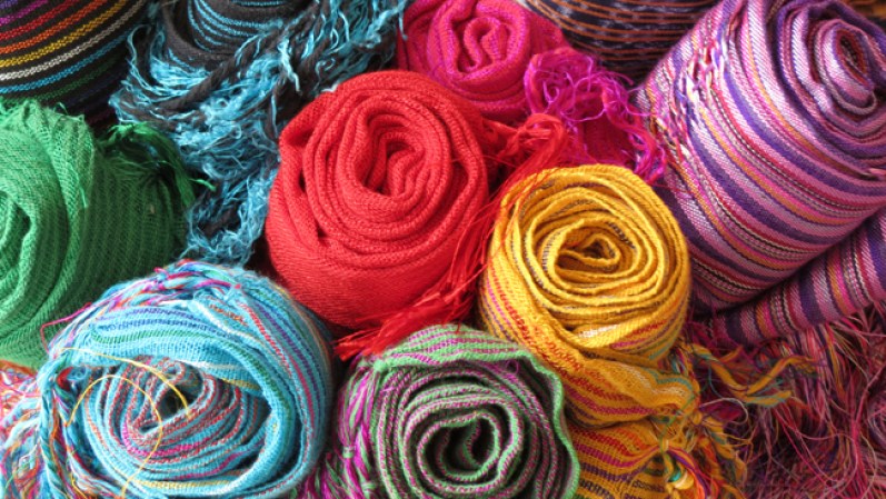 El rebozo, prenda nacida en México y otros países latinoamericanos.