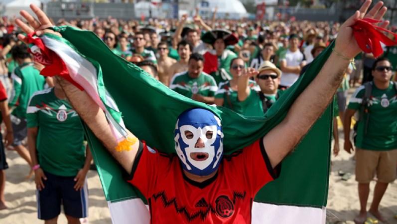 Los aficionados del fútbol no pueden esperar al partido de México Vs Brasil y ya están en las afueras del estadio Castelao.