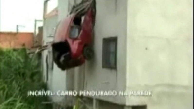 Auto quedó colgando de una casaTremendo susto se llevó una familia en Brasil.