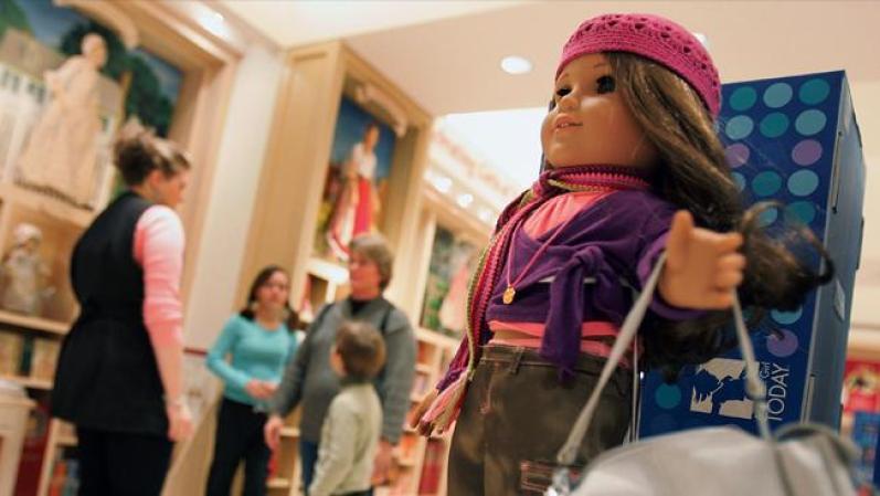 Un ejemplo, es la muñeca Marisol Luna, de la línea de muñecas “American Girl”, la primera en representar a una niña México-americana.