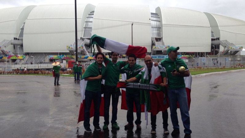 Cientos y cientos de mexicanos enseñaron sus banderas y se tomaban fotos afuera del estadio.