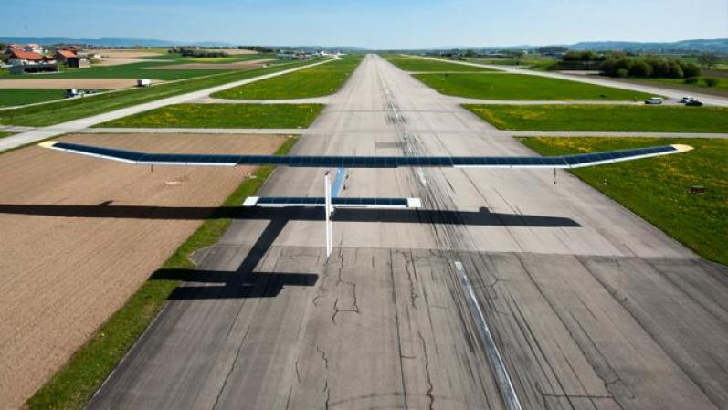 La iniciativa de construir un avión completamente solar nació en Suiza, donde el visionario psiquiatra y aeronauta Bertrand Piccard inicio el proyecto en el año 2009.