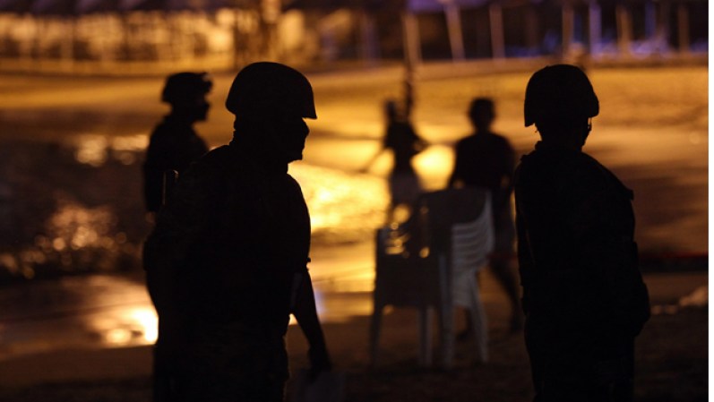 La presencia de militares en la famosa playa de Caleta, es ahora cosa de todos los días.