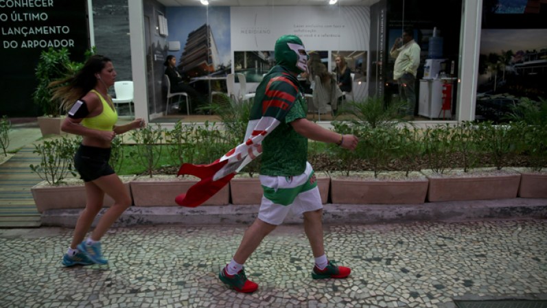 Enmascarados, banderas, penachos y el color verde reina hoy en Natal.