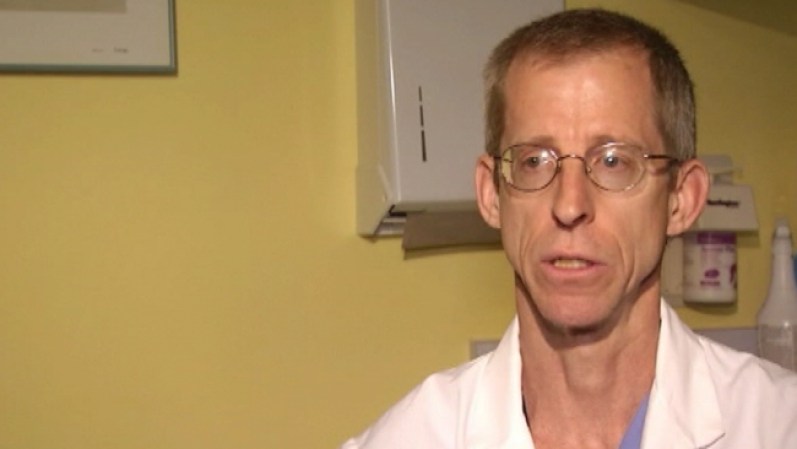 "El calcio es bueno para la persona y para el bebé porque es un componente clave de los huesos. También interviene en la contracción muscular y el sistema nervioso", dice el Dr. Joseph Walsh, ginecólogo.