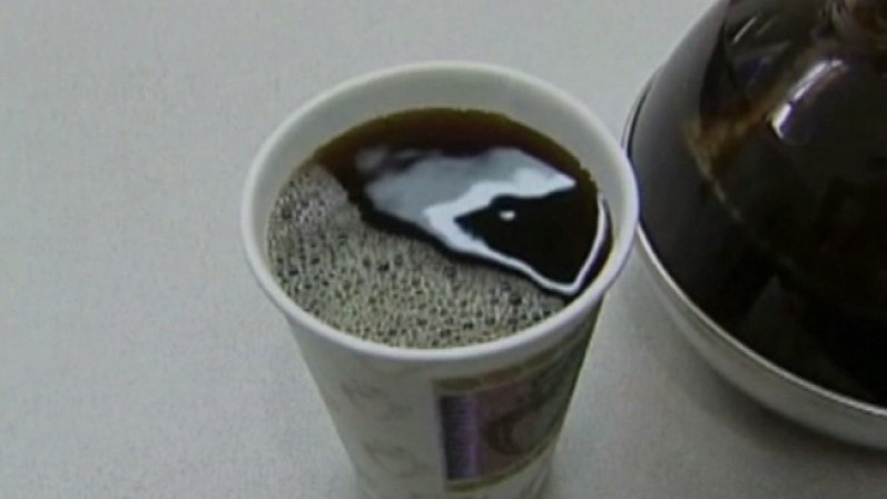 También se recomienda reducir el consumo de café y otras bebidas cafeinadas.