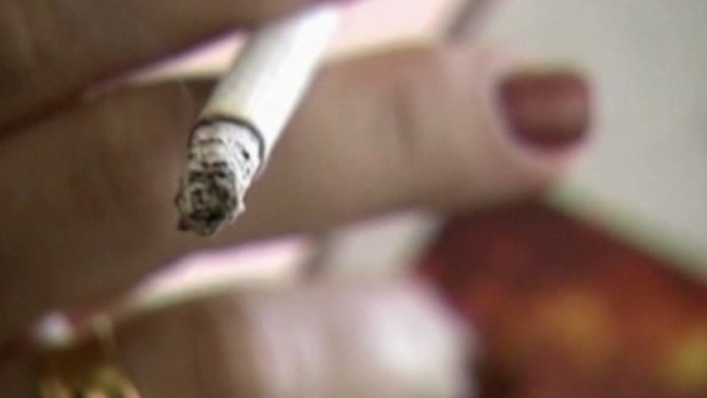 Se dice que fumar tabaco también debe evitarse ya que puede causar problemas con el esperma y afectar a la mujer.