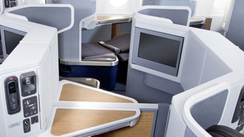 Marzo 2013 – American Airlines quiere demostrar su nueva imagen dando la bienvenida al avión de lujo Boeing 777-300ER.