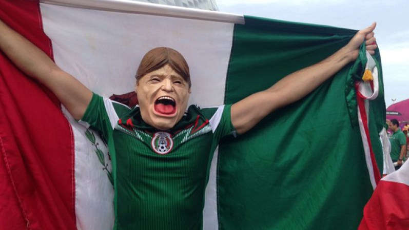 23 DE JUNIO, 2014 - Un ambientazo se vive afuera del estadio en Recife donde México jugará contra Croacia por el pase a octavos de final.
