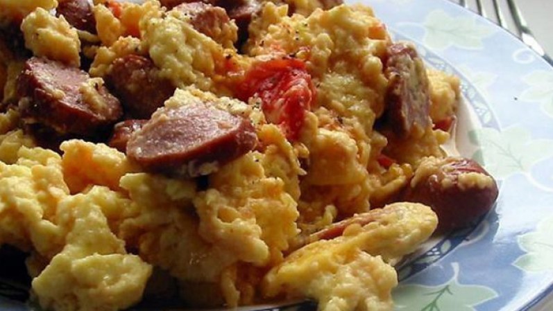 “Unos huevitos con salchicha… un verdadero desayuno para campeones”.