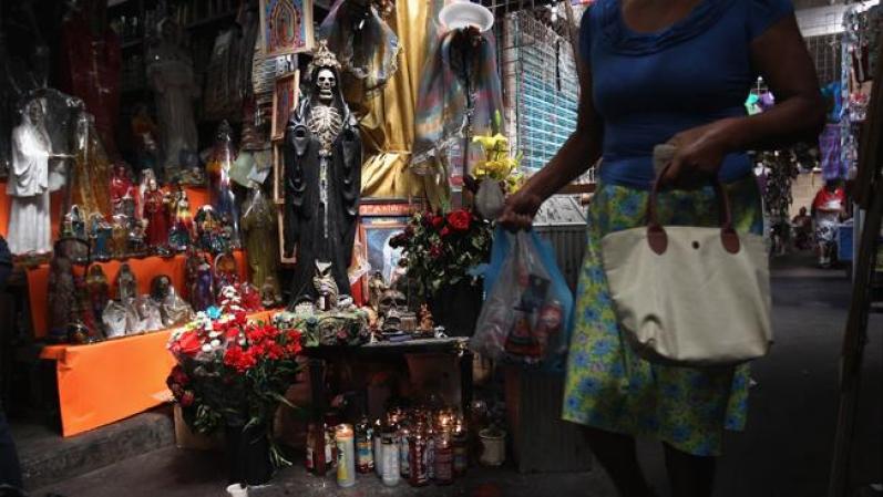 Imágenes de la Santa Muerte en un mercado acapulqueño.