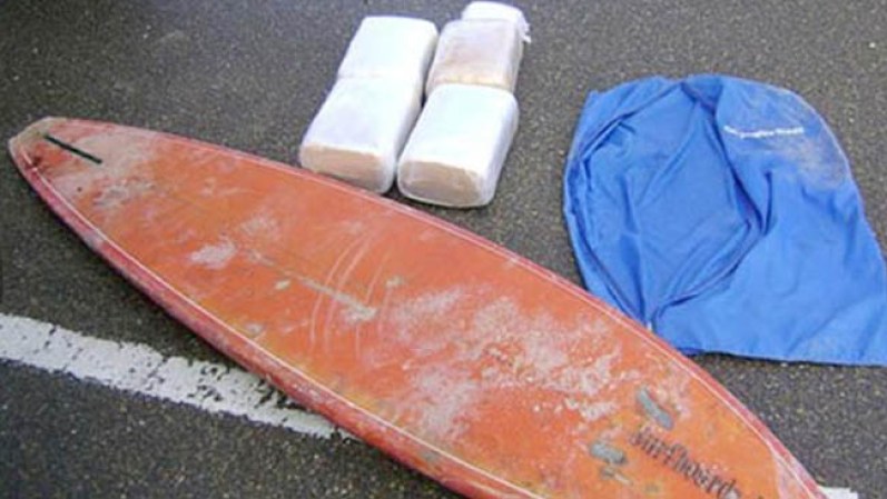En cambio, este otro, pensó verse un poco más deportista y esconder 24 libras de marihuana en su tabla de surf.