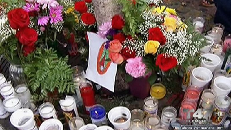Y por supuesto las veladores y las flores no podían faltar en el lugar de la “aparición”.