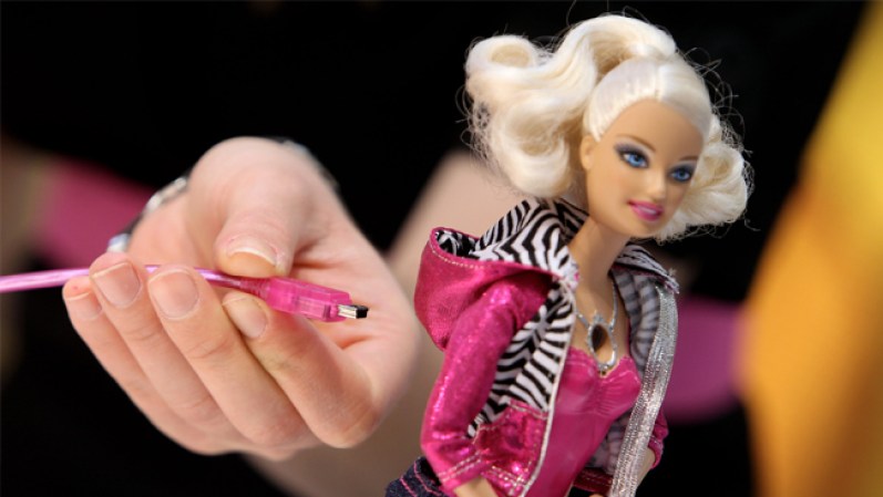También adaptándose a los tiempos, las Barbies de ahora no ignoran la tecnología