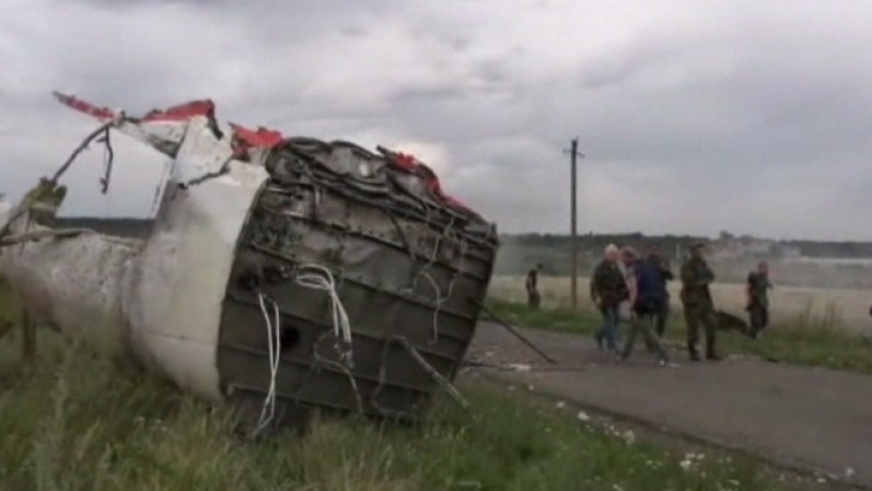 A continuación, mas imágenes de los escombros de MH17.