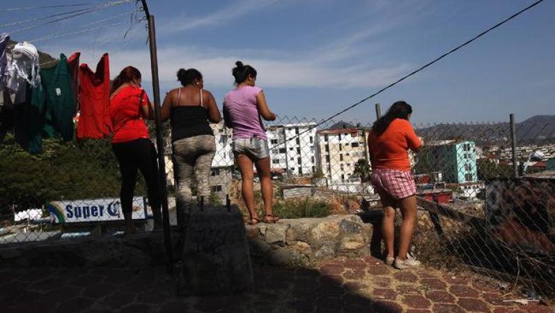 Curiosos locales observan la actividad policial.
