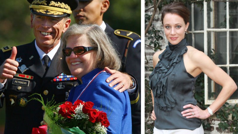 David Petraeus renuncia como director de la CIA en noviembre del 2012 tras admitir una relación extramarital. El ex general reconoció haber mostrado un "criterio extremadamente pobre" por incurrir en la infidelidad. Tras desatarse el escándalo se dio a conocer que la amante era Paula Broadwell, su biógrafa y autora del libro “All In: The Education of General David Petraeus”. Su esposa Holly Petraeus, con quien aparece en la foto tiene también un alto perfil al haber sido figura clave en la asistencia a familias del ejército para el manejo de sus finanzas.