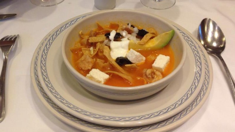 Y no hay nada más Azteca que presumir una rica y deliciosa sopa de tortilla cacera, con aguacate y crema.