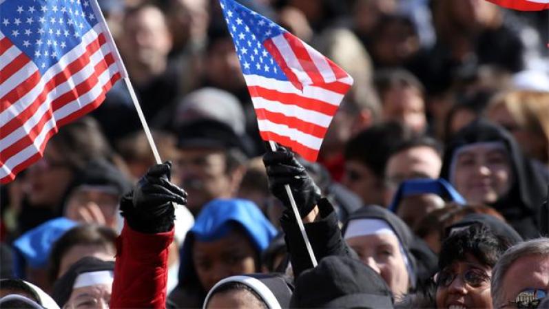 En el evento se ondearon banderas de todo el mundo, entre ellas destacaba la bandera de Estados Unidos.
