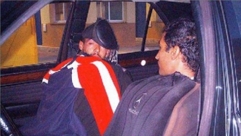 En esta imagen otros dos hombres trataban pasar desapercibidos aplicando la misma técnica.