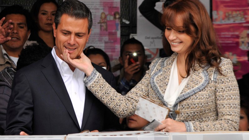 ATLACOMULCO, MEXICO- 1 DE JULIO, 2012: El candidato presidencial Enrique Peña Nieto del PRI, acudió este domingo a votar acompañado de su esposa Angélica Rivera.