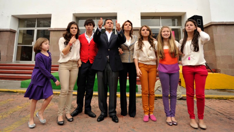 Los hijos de Enrique Peña Nieto y Angélica Rivera acudieron a acompañarlos a la casilla que les correspondía.