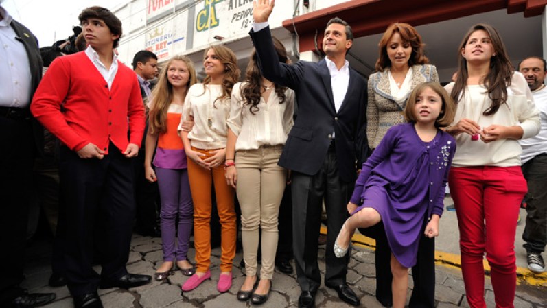 Los Peña Nieto posaron con los hijos de sus previos matrimonios.