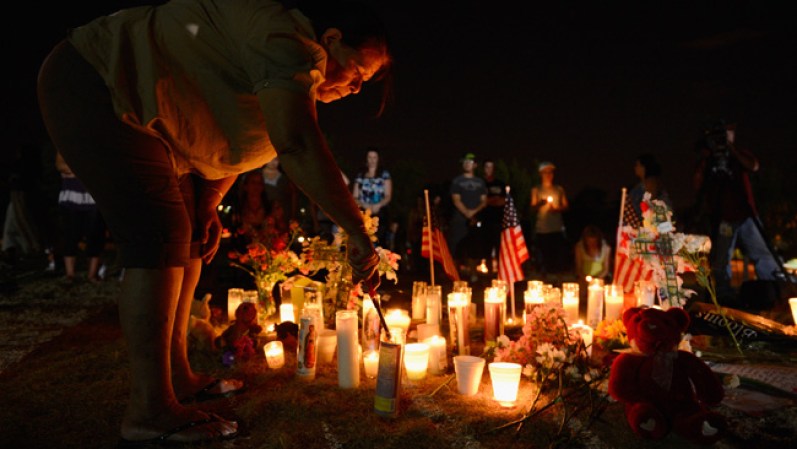 21 DE JULIO, 2012.- La noche del viernes se realizó una vigilia frente al lugar de la tragedia en honor de las víctimas de la masacre en un cine de Colorado.