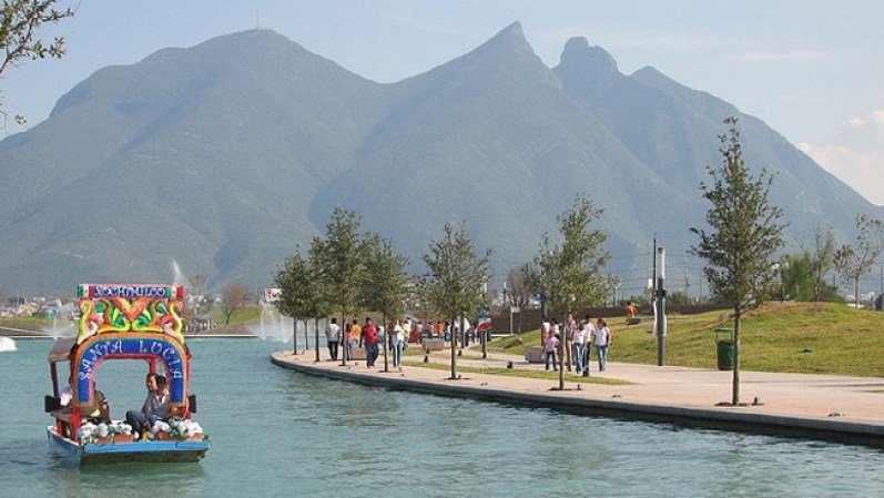 ¿Qué más belleza que un paseo en el pequeño “Xochimilco” en Monterrey con el Cerro de la Silla para admirar?