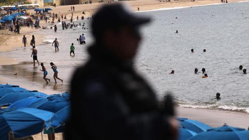 La policía local supervisa una de las playas.