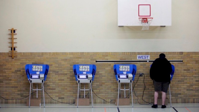 En Bowling Green, Ohio. un ciudadano acude a votar. Ohio es uno de los estados clave para ganar estas contiendas presidenciales.