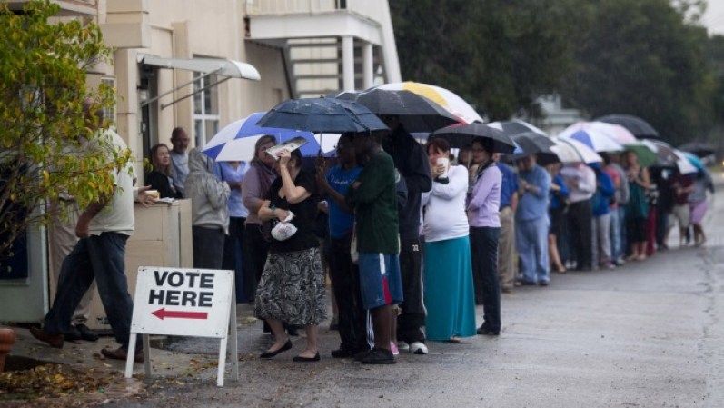 En San Petesburgo, Florida, se formaron filas de votantes que desafiaron la lluvia para emitir su voto. Florida es uno de los estados que decidirá estas elecciones.